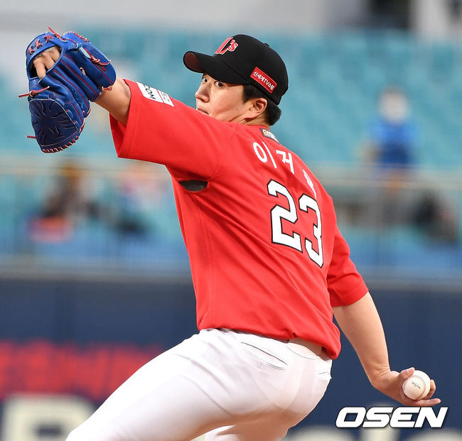 21일 오후 대구 삼성라이온즈파크에서 ‘2021 신한은행 SOL KBO리그’ 삼성 라이온즈와 SSG 랜더스의 경기가 열렸다.SSG 선발 이건욱이 힘차게 공을 뿌리고 있다. / dreamer@osen.co.kr