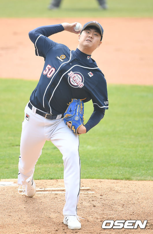 26일 오후 서울 잠실야구장에서 LG 트윈스와 두산 베어스의 시범경기가 열렸다. 1회말 두산 이영하가 역투하고 있다. /youngrae@osen.co.kr