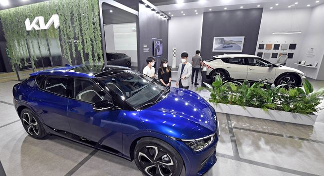 기아 EV6 GT-라인(왼쪽)과 EV6 일반 모델.  