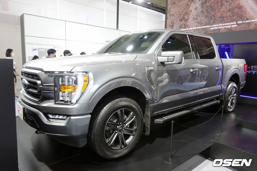 SK이노베이션 부스를 채우고 있는 포드 F150 라이트닝.  