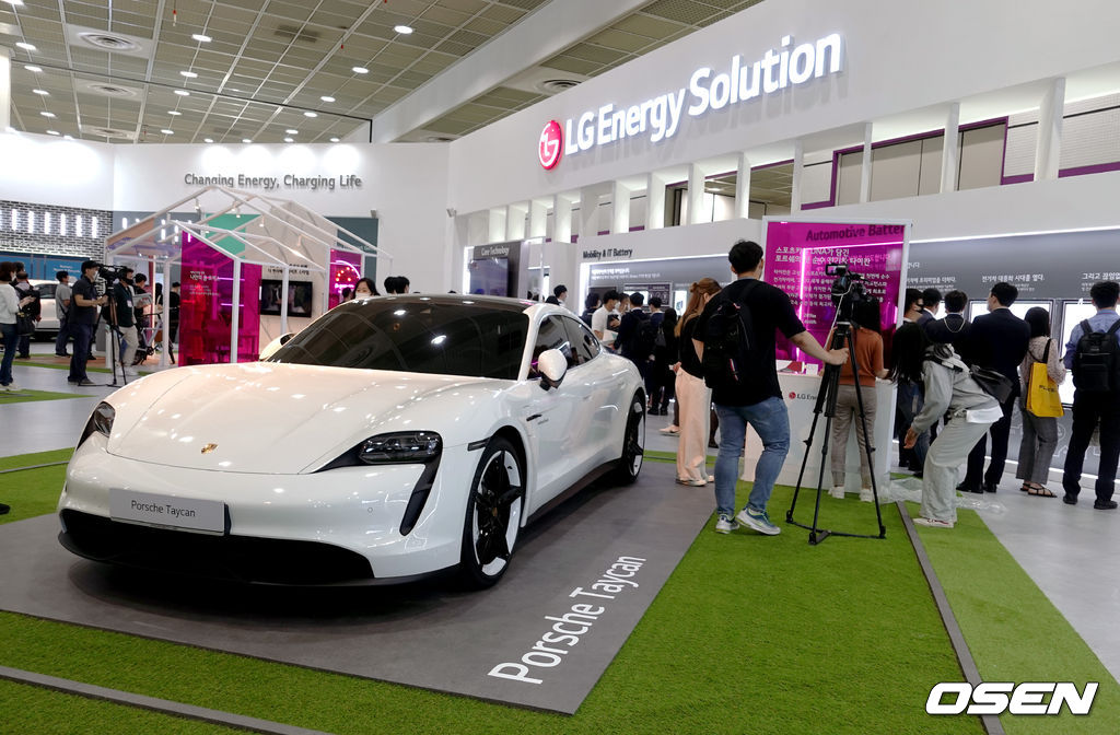 LG에너지솔루션 부스에 자리잡은 포르쉐 타이칸. 