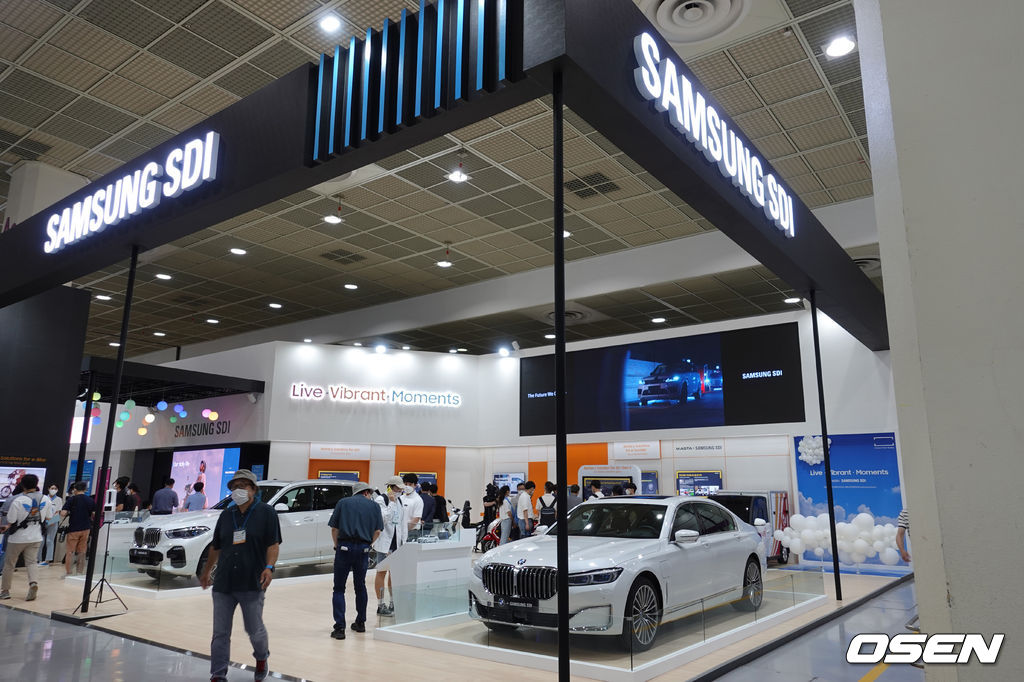 삼성 SDI 부스에 전시된 BMW 745Le와 BMW X5 Drive 45e. 