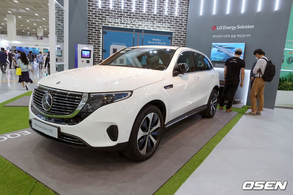 LG에너지솔루션 부스에 전시된 메르세데스-벤츠 EQC. 