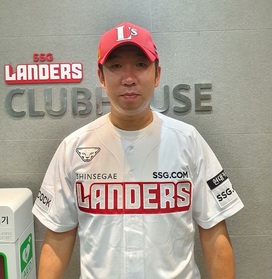 [사진] 신재영(32)이 SSG 랜더스 홈구장으로 첫 출근 도장을 찍었다. / SSG 제공