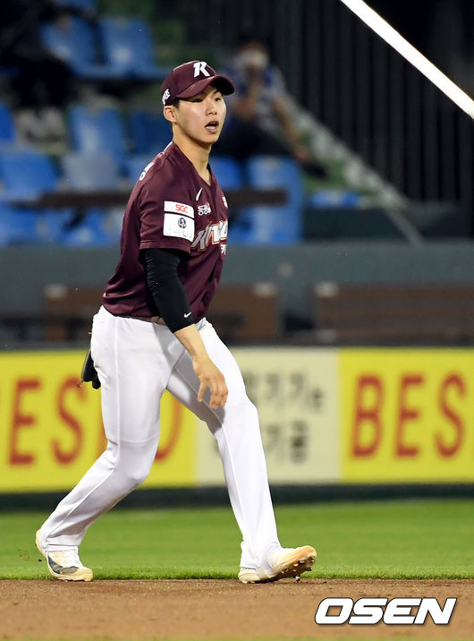 한화가 키움을 꺾고 2연승을 달렸다. 토종 에이스 김민우가 시즌 7승을 올렸다. 한화는 8일 대전 한화생명이글스파크에서 열린 2021 신한은행 SOL KBO리그 키움과의 홈경기를 4-2로 승리했다. 선발투수 김민우가 6이닝 2실점 호투로 시즌 7승째를 거두며 앤드류 수아레즈(LG), 원태인(삼성)과 함께 이 부문 공동 1위로 뛰어올랐다. 6회말 1사 1,2루 한화 힐리 유격수 앞 땅볼 때 키움 유격수 김혜성이 송구실책을 범한 뒤 아쉬워하고 있다. 실책을 틈타 한화 노시환, 이성열이 다시 앞서가는 득점을 올렸다. 2021.06.08 /cej@osen.co.kr