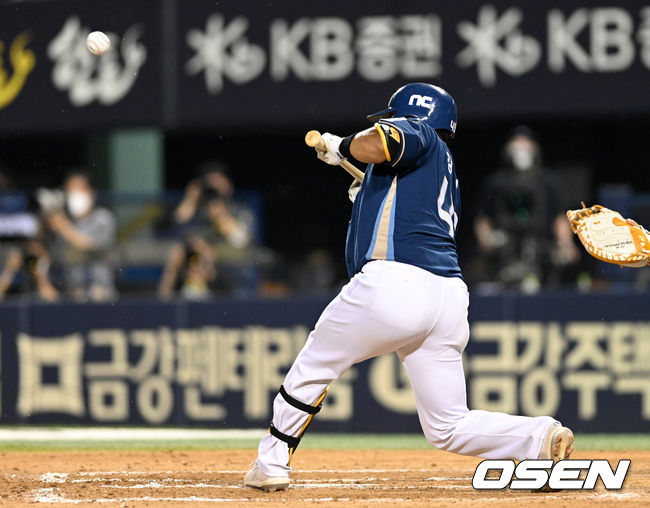 7회초 1사에서 NC 강진성이 번트를 시도하고 있다. 번트 시도는 병살로 연결됐다. /sunday@osen.co.kr