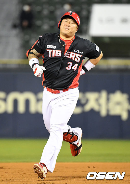 4회초 2사에서 KIA 최형우가 선제 솔로포를 날리고 그라운드를 돌며 허리를 만지고 있다. /jpnews@osen.co.kr