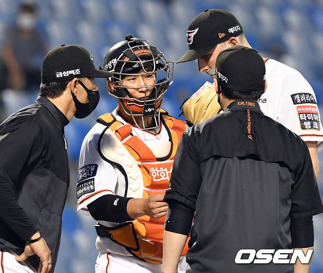 9일 대전 한화생명이글스파크에서 ‘2021 신한은행 SOL KBO리그’ 한화 이글스와 키움 히어로즈의 경기가 열렸다.5회초 1사 2루 한화 선발 카펜터가 볼넷에 이어 폭투를 범하자 로사도 투수코치, 포수 최재훈이 마운드에 올라 다독이고 있다. 2021.06.09 /cej@osen.co.kr