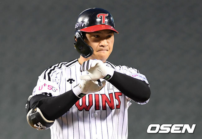 9일 오후 서울 잠실야구장에서 ’2021 신한은행 SOL KBO 리그' LG 트윈스와 NC 다이노스의 경기가 열렸다.3회말 2사 만루에서 LG 오지환이 중전 2타점 적시타를 치고 환호하고 있다. /sunday@osen.co.kr