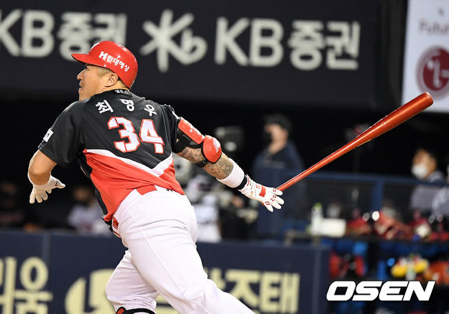 4회초 2사에서 KIA 최형우가 선제 솔로포를 날리고 타구를 바라보고 있다. /jpnews@osen.co.kr