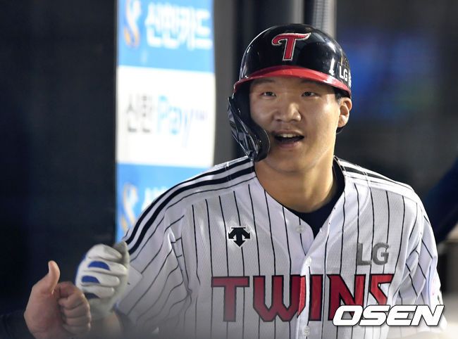 5회말 1사에서 LG 문보경이 우월 솔로 홈런을 치고 더그아웃에서 동료들의 축하를 받고 있다. /sunday@osen.co.kr