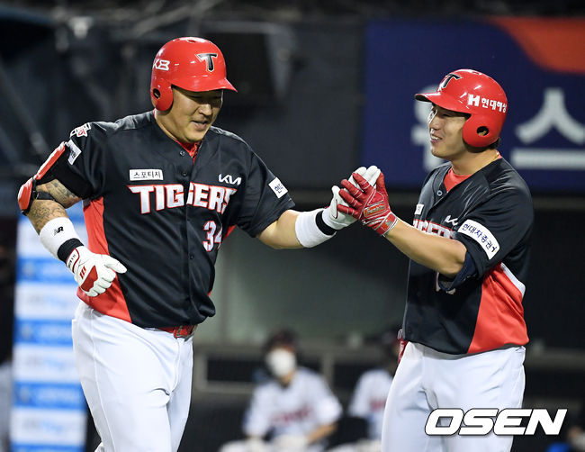 4회초 2사에서 KIA 최형우가 선제 솔로포를 날리고 이창진과 하이파이브를 하고 있다. /jpnews@osen.co.kr