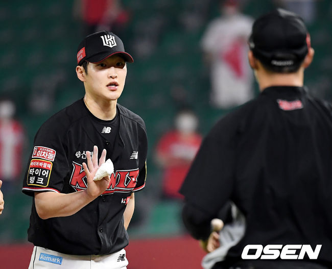 9일 오후 인천SSG 랜더스필드에서 ‘2021 신한은행 SOL KBO리그’ SSG 랜더스와 KT 위즈의 경기가 열렸다.6회말 2사 KT 배제성이 SSG 이흥련의 타구에 맞은 뒤 트레이너에게 괜찮다고 이야기를 하고 있다. 2021.06.09/youngrae@osen.co.kr