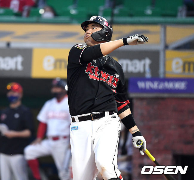 9일 오후 인천SSG 랜더스필드에서 ‘2021 신한은행 SOL KBO리그’ SSG 랜더스와 KT 위즈의 경기가 열렸다.4회초 무사 1루 KT 장성우가 투런 홈런을 때려내고 있다. 2021.06.09/youngrae@osen.co.kr