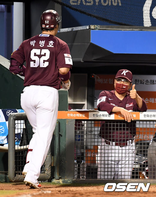 9일 대전 한화생명이글스파크에서 ‘2021 신한은행 SOL KBO리그’ 한화 이글스와 키움 히어로즈의 경기가 열렸다.5회초 2사 1,3루 키움 박병호가 달아나는 좌월 스리런 홈런을 때려낸 뒤 홍원기 감독의 환영을 받고 있다. 2021.06.09 /cej@osen.co.kr