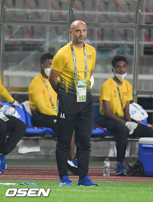 9일 오후 경기 고양시 고양종합운동장에서 2020 FIFA 월드컵 아시아 지역 2차 예선 대한민국과 스리랑카의 경기가 진행됐다.전반 스리랑카 알라기치 감독이 경기를 지켜보고 있다. 21.06.09 / soul1014@osen.co.kr