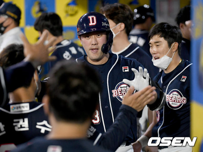 14일 오후 인천 인천SSG랜더스필드에서 ‘2021 신한은행 SOL KBO 리그’ SSG 랜더스와 두산 베어스의 경기가 열렸다.8회초 무사 두산 양석환이 솔로 홈런을 날린 뒤 더그아웃에서 동료 선수들과 기쁨을 나누고 있다./ksl0919@osen.co.kr
