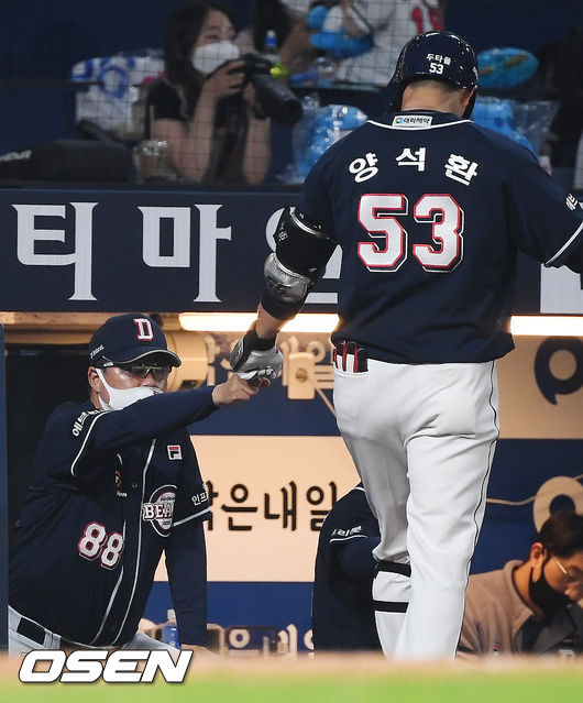 9회초 두산 선두타자 양석환이 좌월 솔로홈런을 날린 후 덕아웃에서 김태형 감독과 하이파이브를 하고 있다.2021.06.02 /rumi@osen.co.kr