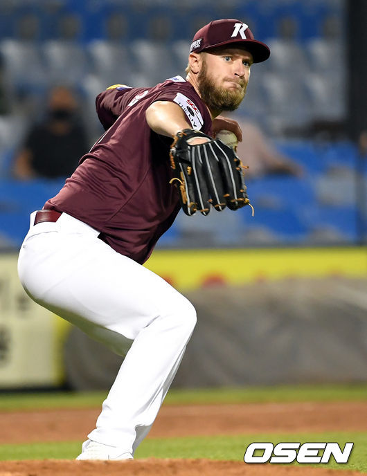 9일 대전 한화생명이글스파크에서 ‘2021 신한은행 SOL KBO리그’ 한화 이글스와 키움 히어로즈의 경기가 열렸다.5회말 1사 키움 선발 요키시가 자신의 몸에 맞고 굴절된 한화 허관회의 타구를 1루로 송구, 아웃시키고 있다. 한화측의 비디오 판독 요청이 있었으나 판독 결과 원심 유지. 2021.06.09 /cej@osen.co.kr