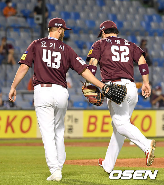 6회말 종료 후 키움 요키시가 더그아웃으로 향하며 박병호에게 고마움을 전하고 있다. 2021.06.09 /cej@osen.co.kr