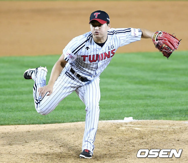 LG는 9일 서울 잠실구장에서 열린 2021시즌 KBO리그 NC와 경기에서 6-3으로 승리했다. 최근 4연승. 5월 19일 이후 21일 만에 1위 자리를 되찾았다.9회초 LG 고우석이 역투하고 있다. /sunday@osen.co.kr