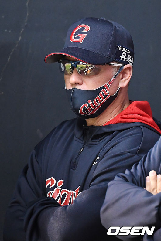 9회말 롯데 래리 서튼 감독이 덕아웃에서 경기를 주시하고 있다./ rumi@osen.co.kr