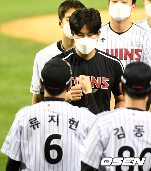 LG는 9일 서울 잠실구장에서 열린 2021시즌 KBO리그 NC와 경기에서 6-3으로 승리했다. 최근 4연승. 5월 19일 이후 21일 만에 1위 자리를 되찾았다.경기 종료 후 LG 첫 승을 신고한 이상영이 류지현 감독과 승리의 기쁨을 나누고 있다. /sunday@osen.co.kr