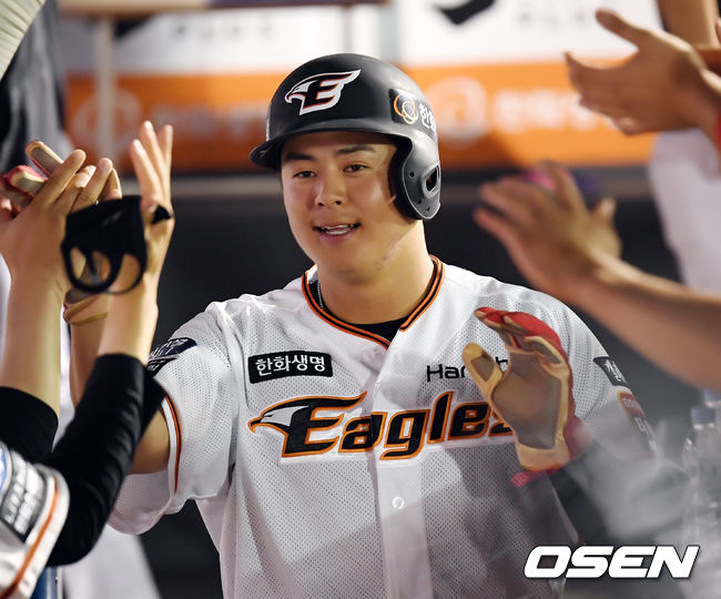 9회말 2사 1,2루 한화 힐리의 1타점 우전 적시타 떄 득점을 올린 노시환이 더그아웃에서 환영을 받고 있다. 2021.06.09 /cej@osen.co.kr