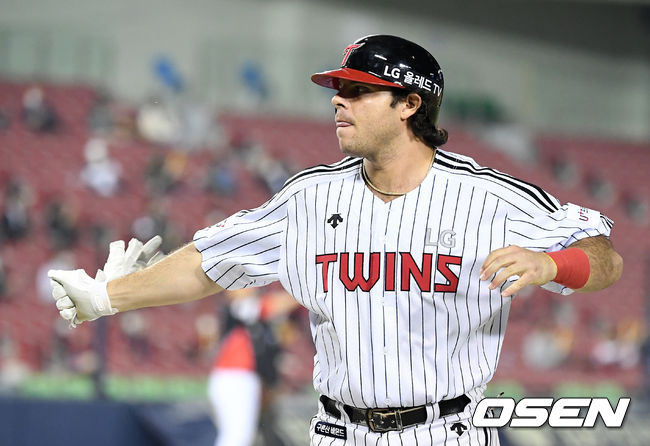 5회말 1사 2루에서 LG 라모스가 우익수 플라이로 물러나며 장갑을 찢어 버리고 있다. /jpnews@osen.co.kr