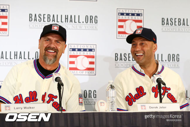 [사진] 작년 1월 명예의 전당 입회가 확정된 데릭 지터(오른쪽)와 래리 워커가 환하게 웃으며 기자회견을 하는 모습. ⓒGettyimages(무단전재 및 재배포 금지)