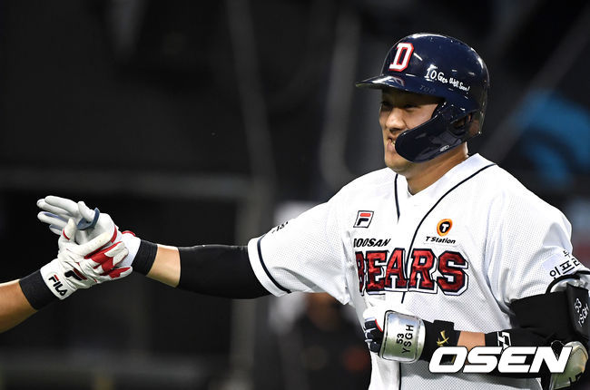 4회말 무사에서 두산 양석환이 좌월 솔로포를 날리고 기뻐하고 있다. /jpnews@osen.co.kr
