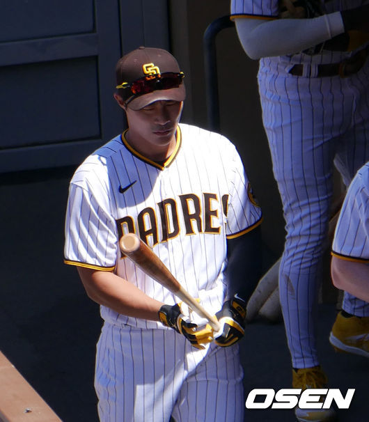 [OSEN=샌디에이고, 이사부 통신원]샌디에이고 김하성이 더그아웃에서 경기를 준비하고 있다. /lsboo@osen.co.kr