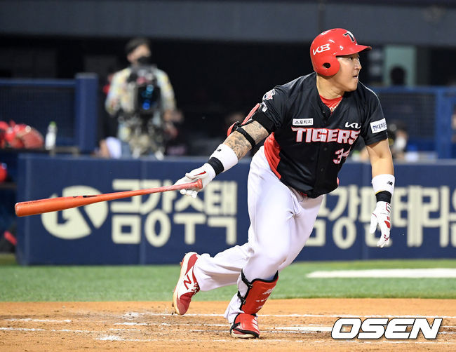 3회초 무사에서 KIA 최형우가 우중간 안타를 날리고 있다. /jpnews@osen.co.kr