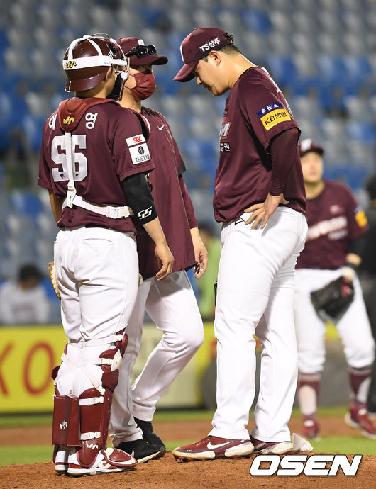9회말 2사 1,2루 키움 조상우가 한화 힐리에게 1타점 우전 적시타를 허용한 뒤 교체되고 있다. 2021.06.09 /cej@osen.co.kr