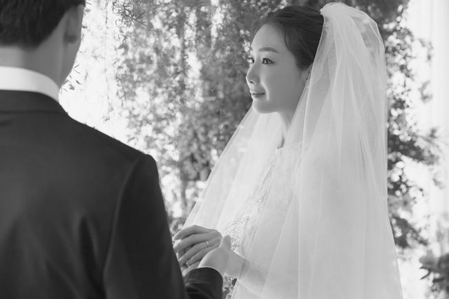 [사진=YG엔터테인먼트 제공] 배우 최지우와 그의 남편이 가세연 측의 새로운 폭로 저격 대상이 됐다. 사진은 과거 최지우가 결혼 발표와 함께 공개한 결혼 사진이다.