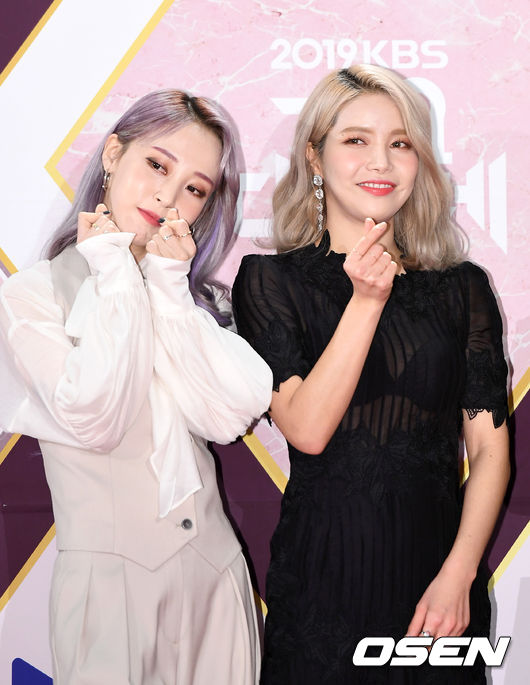 27일 오후 경기도 고양시 킨텍스에서 ‘2019 KBS 가요대축제’ 포토월 행사가 열렸다.걸그룹 마마무 문별과 솔라가 포토타임을 갖고 있다. /sunday@osen.co.kr