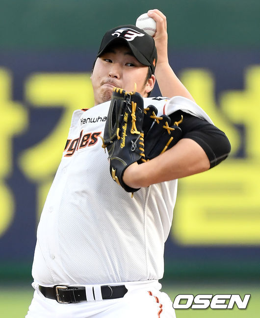 8일 대전 한화생명이글스파크에서 ‘2021 신한은행 SOL KBO리그’ 한화 이글스와 키움 히어로즈의 경기가 열렸다.1회초 한화 선발 김민우가 힘차게 공을 던지고 있다. 2021.06.08 /cej@osen.co.kr