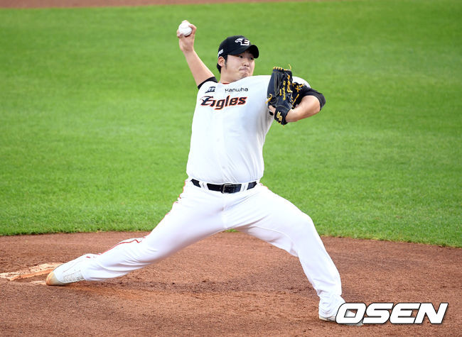 8일 대전 한화생명이글스파크에서 ‘2021 신한은행 SOL KBO리그’ 한화 이글스와 키움 히어로즈의 경기가 열렸다.1회초 한화 선발 김민우가 힘차게 공을 던지고 있다. 2021.06.08 /cej@osen.co.kr