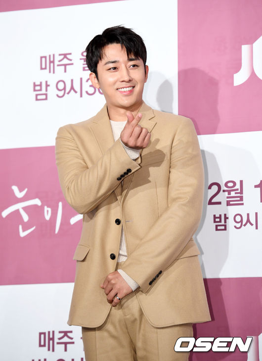 배우 손호준이 11일 오후 서울 여의도 콘래드호텔에서 열린 JTBC 새 월화드라마 '눈이 부시게' 제작발표회에 참석해 포토타임을 하고 있다. /jpnews@osen.co.kr