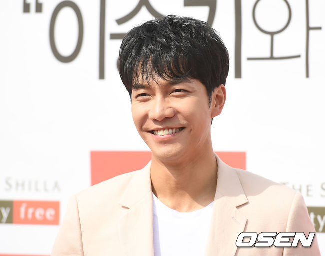 이승기가 포토타임을 갖고 있다. /youngrae@osen.co.kr 