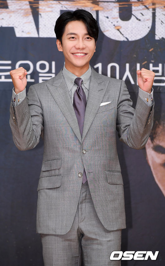 이승기가 무대 위에서 포토타임을 갖고 있다./ rumi@osen.co.kr