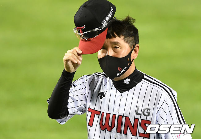 LG는 9일 서울 잠실구장에서 열린 2021시즌 KBO리그 NC와 경기에서 6-3으로 승리했다. 최근 4연승. 5월 19일 이후 21일 만에 1위 자리를 되찾았다.경기 종료 후 LG 류지현 감독이 관중석을 향해 인사를 하고 있다. /sunday@osen.co.kr