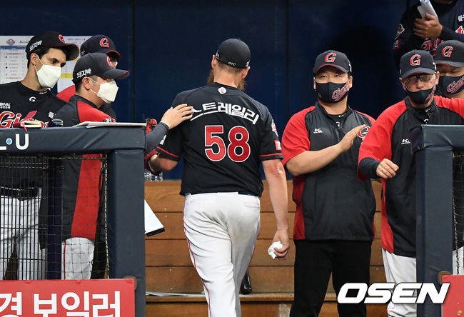 3일 오후 서울 고척스카이돔에서 ’2021 신한은행 SOL KBO 리그' 키움 히어로즈와 롯데 자이언츠의 경기가 열렸다.4회말 2사 1,2루에서 롯데 스트레일리가 마운드를 내려가고 있다. 2021.06.03 /sunday@osen.co.kr