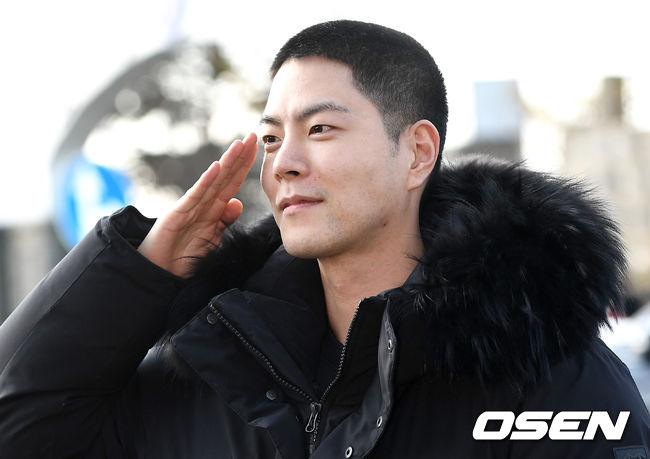 홍종현이 입대를 앞두고 팬들과 취재진을 향해 인사하고 있다. /dreamer@osen.co.kr