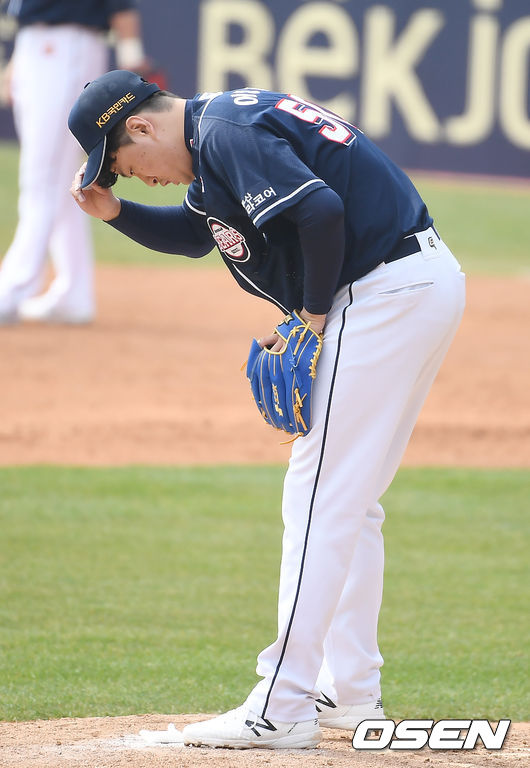 26일 오후 서울 잠실야구장에서 LG 트윈스와 두산 베어스의 시범경기가 열렸다. 4회말 무사 두산 이영하가 LG 오지환에게 솔로 홈런을 허용한 뒤 모자를 고쳐쓰고 있다. /youngrae@osen.co.kr