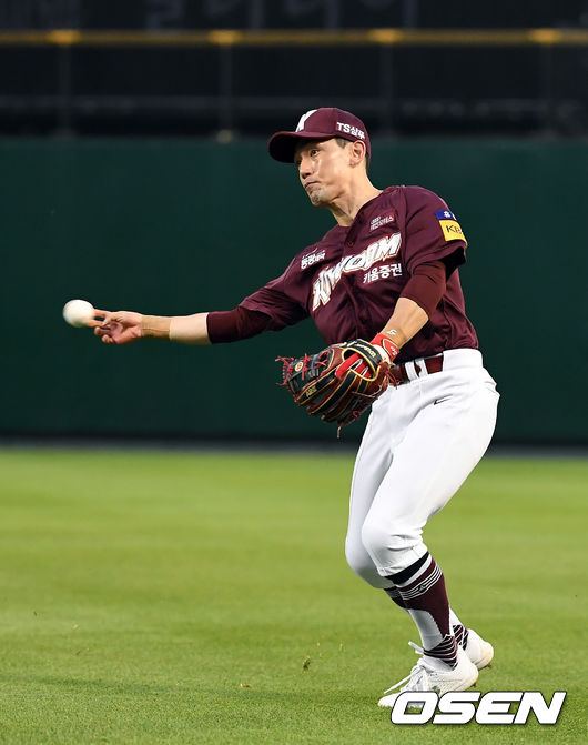 4회말 1사 2루 키움 2루수 서건창이 한화 이성열의 내야안타 때 송구실책을 범하고 있다. 실책으로 한화 2루주자 하주석은 득점을 올렸다. 2021.06.08 /cej@osen.co.kr