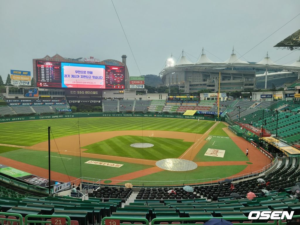 10일 오후 6시 30분 인천SSG랜더스필드에서 열릴 예정인 SSG 랜더스와 KT 위즈의 시즌 8차전이 우천으로 취소됐다. /knightjisu@osen.co.kr