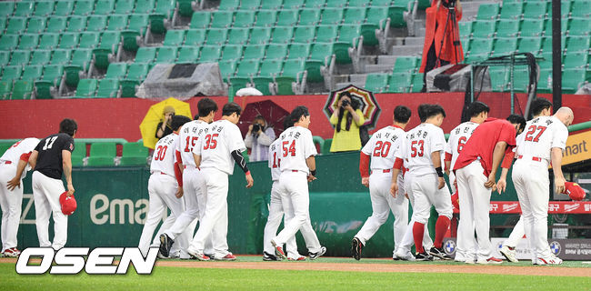 우천 취소가 결정되며 선수들이 퇴장하고 있다. 21.06.10/rumi@osen.co.kr
