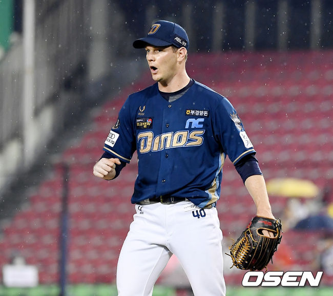 10일 서울 잠실야구장에서 ‘2021 신한은행 SOL KBO 리그’ LG 트윈스와 NC 다이노스의 경기가 열렸다.7회말 2사 1루 NC 루친스키가 이닝을 마친 뒤 기뻐하고 있다. 2021.06.10/ youngrae@osen.co.kr