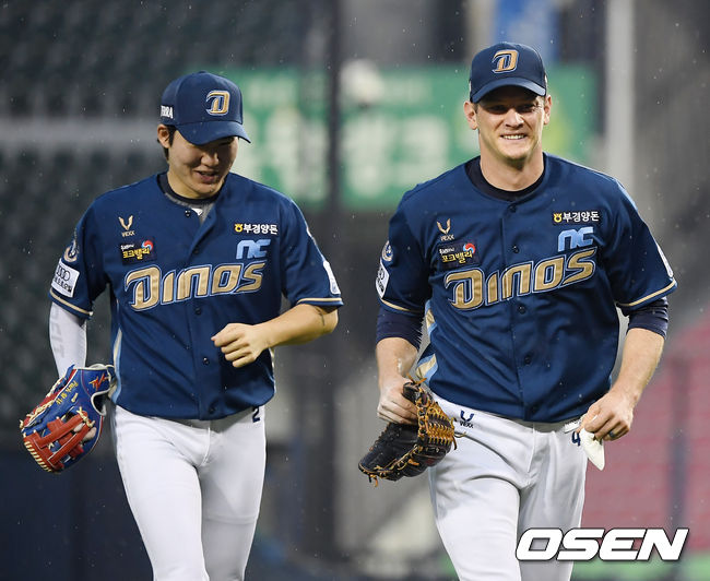 3회말 이닝을 마친 NC 루친스키와 박민우가 이야기를 나누고 있다. 2021.06.10/ youngrae@osen.co.kr